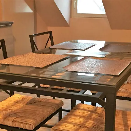 De L'avenue Apartment *
