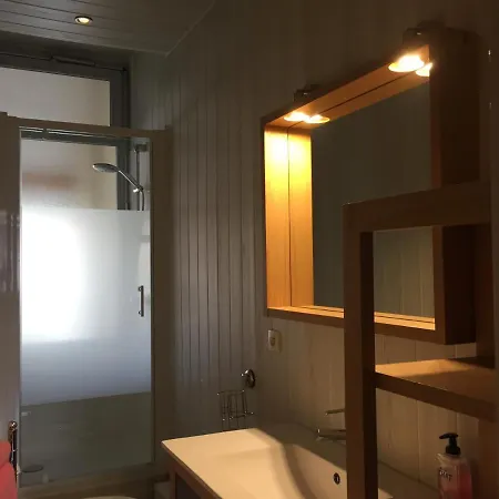 De L'avenue Apartment *